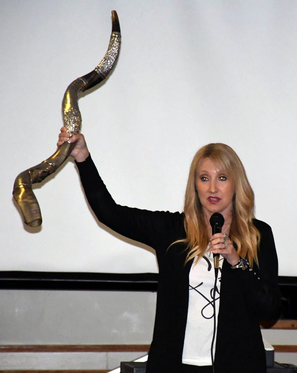 Laura-Lynn Tyler Thompson holds up a shofar